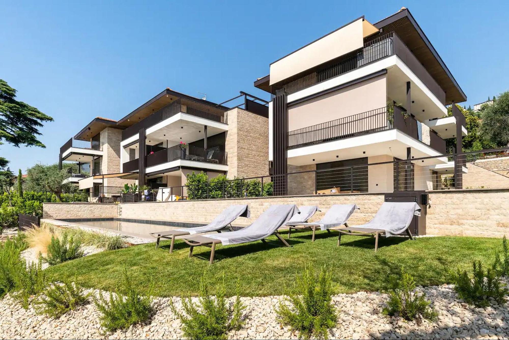 Salvatorehomes - Luxurious Dreamview Waterfront Apartment In Torri Del Benaco With Pool - Casa Azura - A 5 Star Luxury Collection At Lake Garda Dış mekan fotoğraf