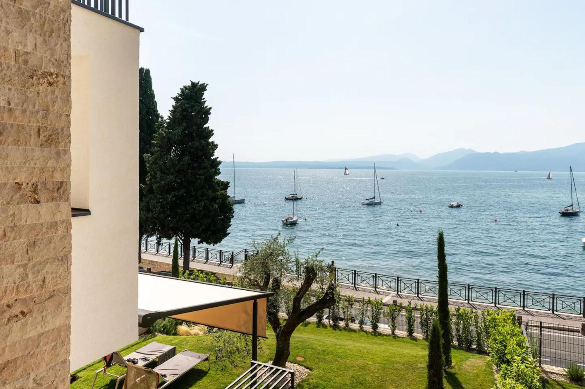 Salvatorehomes - Luxurious Dreamview Waterfront Apartment In Torri Del Benaco With Pool - Casa Azura - A 5 Star Luxury Collection At Lake Garda Dış mekan fotoğraf