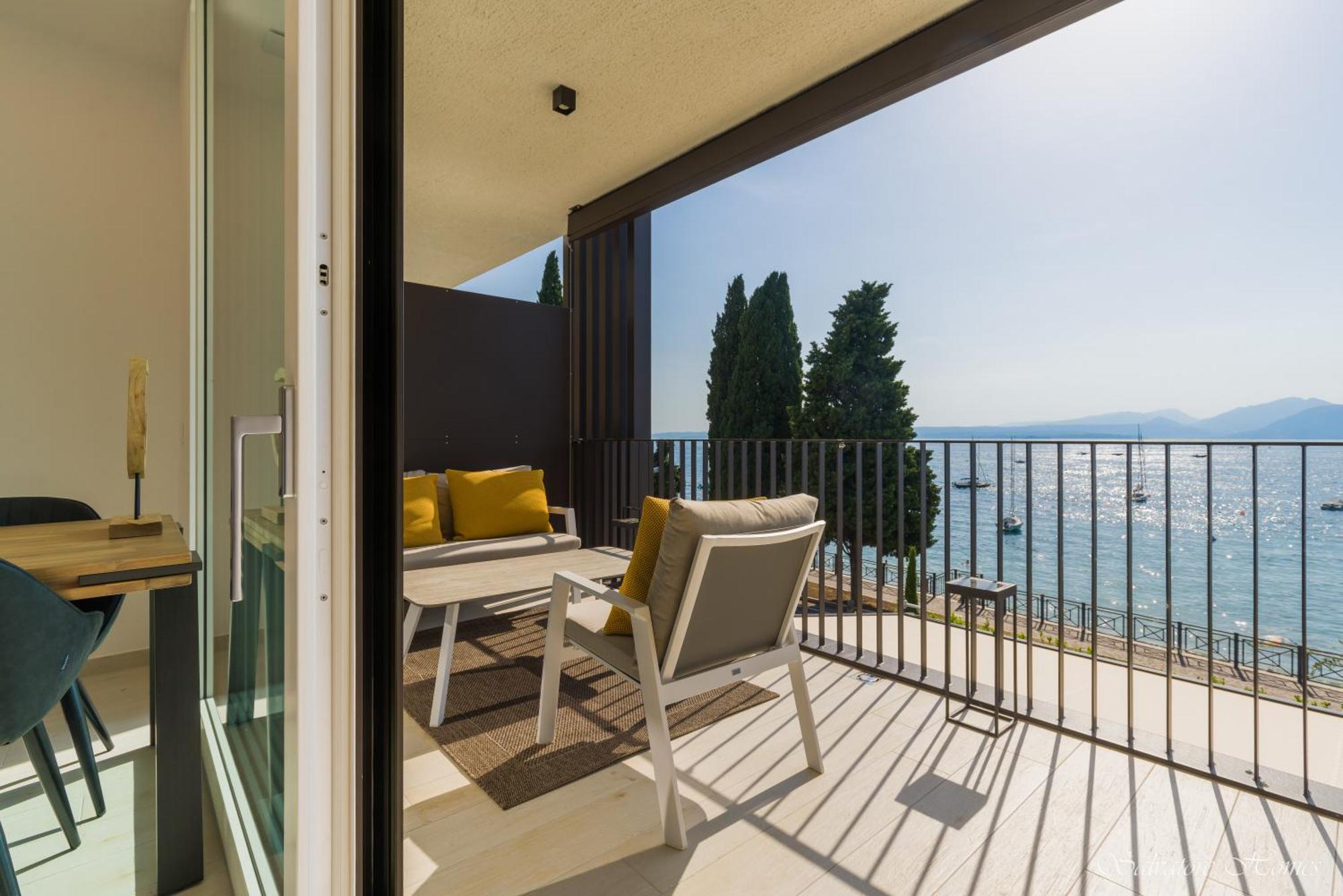 Salvatorehomes - Luxurious Dreamview Waterfront Apartment In Torri Del Benaco With Pool - Casa Azura - A 5 Star Luxury Collection At Lake Garda Dış mekan fotoğraf
