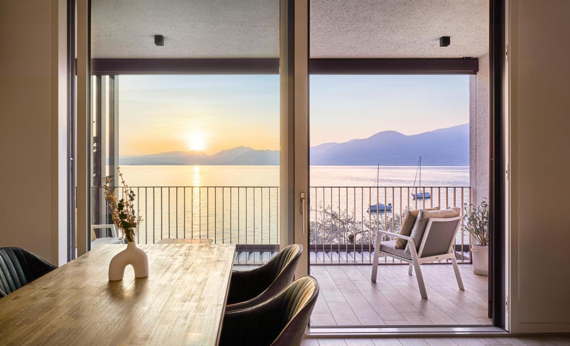 Salvatorehomes - Luxurious Dreamview Waterfront Apartment In Torri Del Benaco With Pool - Casa Azura - A 5 Star Luxury Collection At Lake Garda Dış mekan fotoğraf