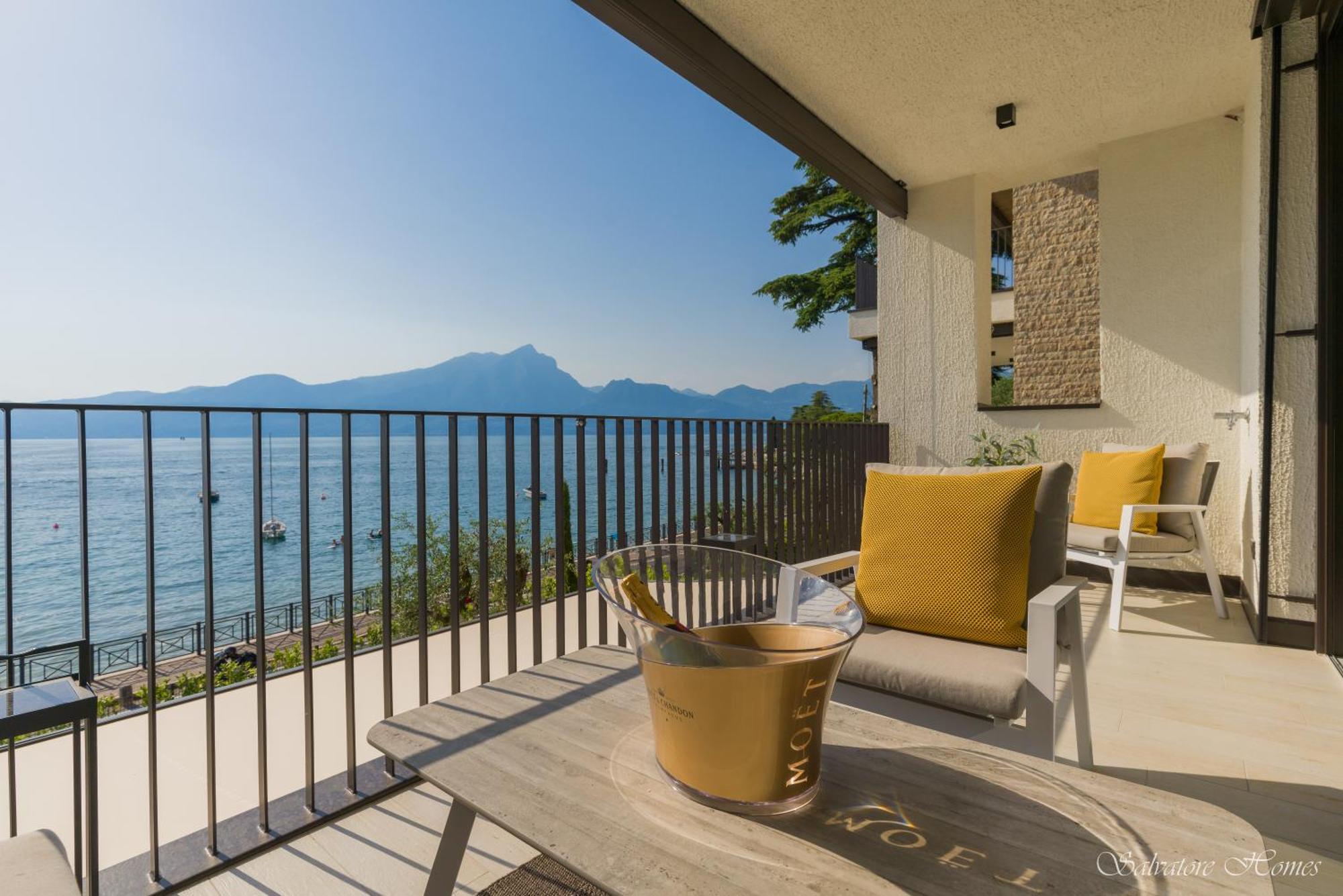 Salvatorehomes - Luxurious Dreamview Waterfront Apartment In Torri Del Benaco With Pool - Casa Azura - A 5 Star Luxury Collection At Lake Garda Dış mekan fotoğraf