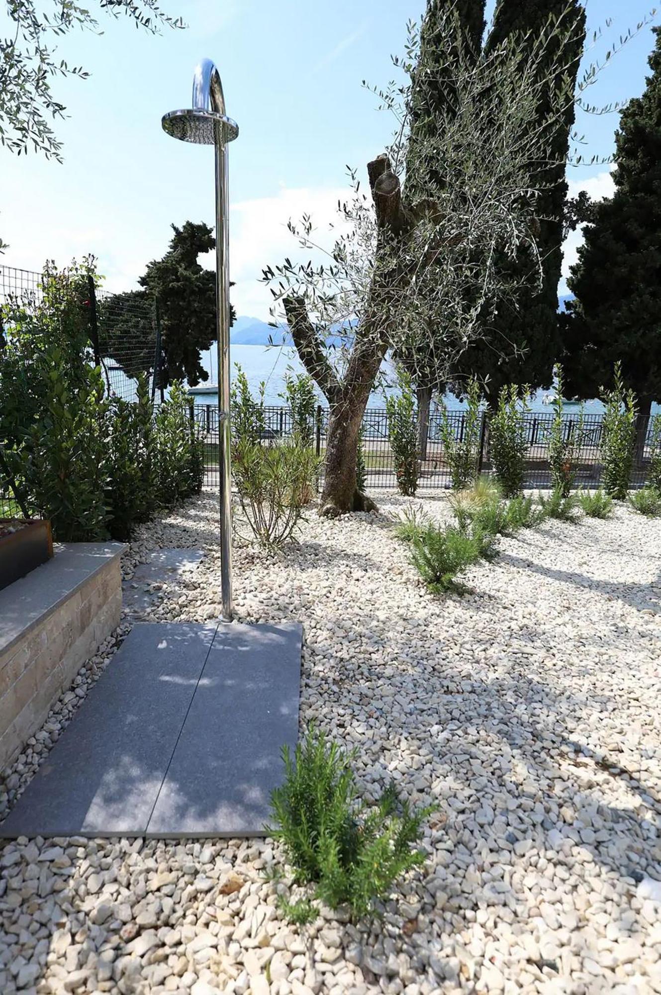 Salvatorehomes - Luxurious Dreamview Waterfront Apartment In Torri Del Benaco With Pool - Casa Azura - A 5 Star Luxury Collection At Lake Garda Dış mekan fotoğraf