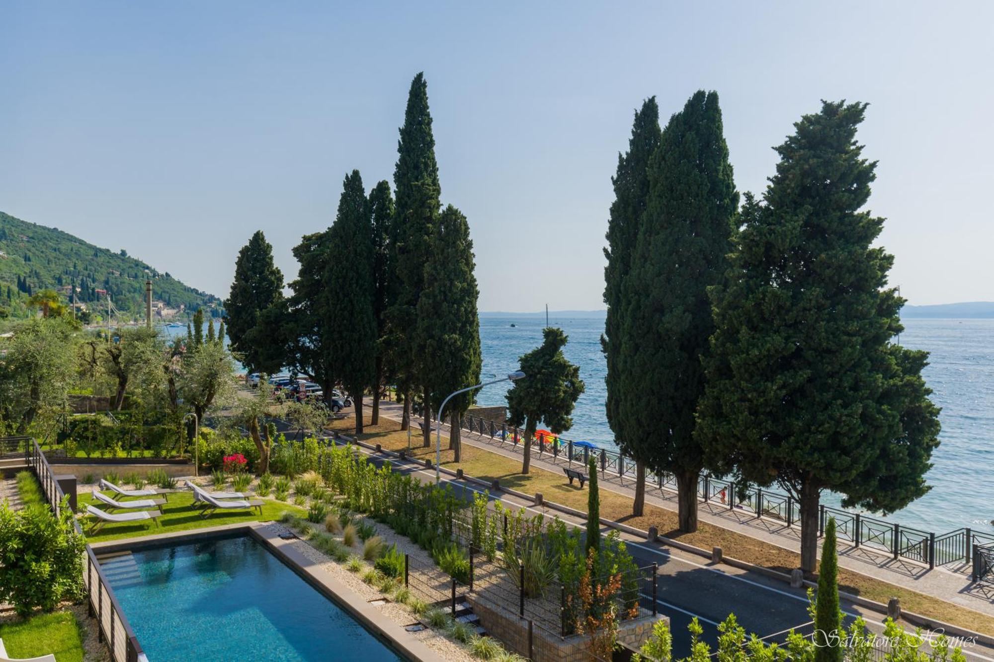 Salvatorehomes - Luxurious Dreamview Waterfront Apartment In Torri Del Benaco With Pool - Casa Azura - A 5 Star Luxury Collection At Lake Garda Dış mekan fotoğraf