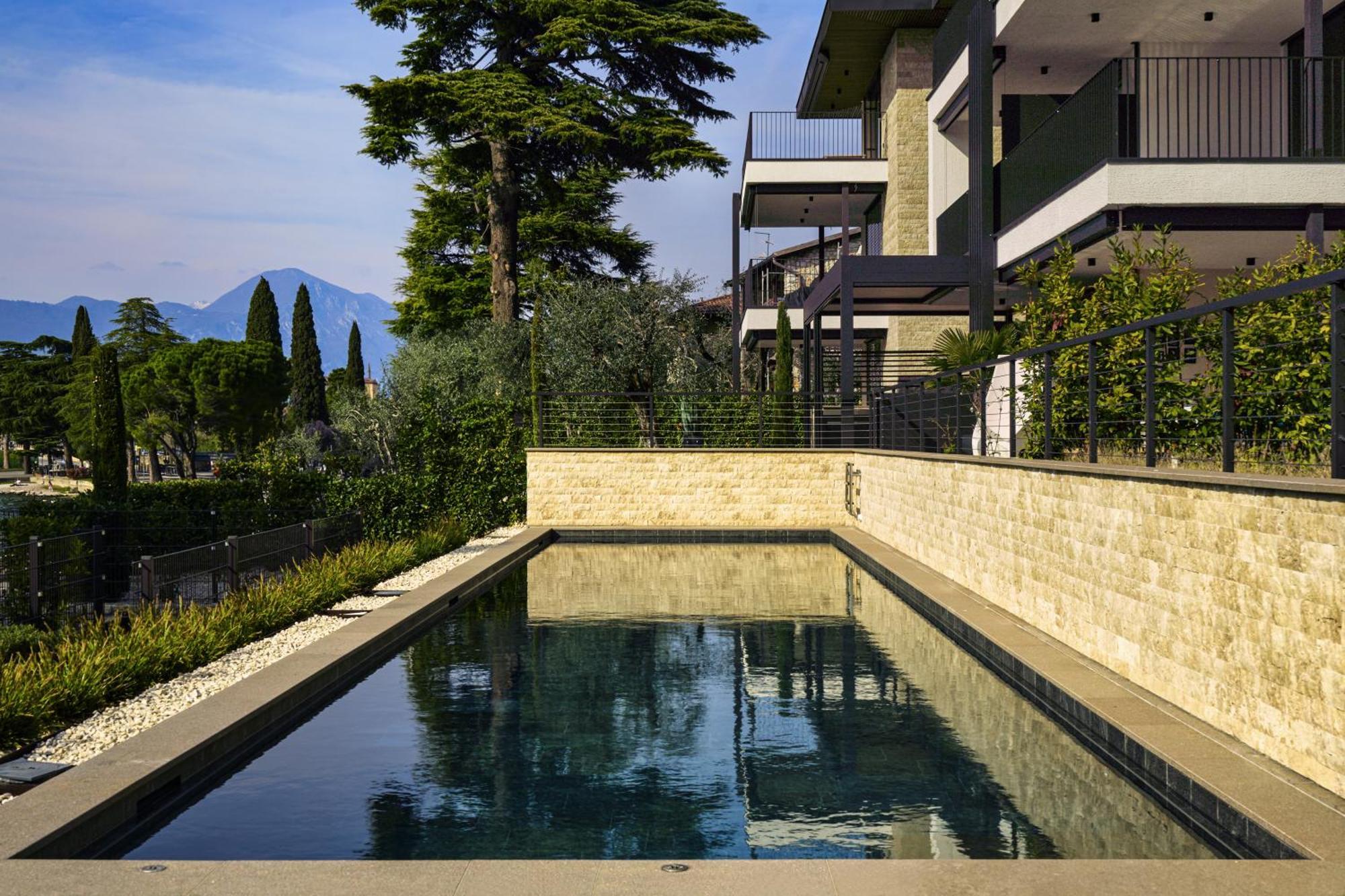 Salvatorehomes - Luxurious Dreamview Waterfront Apartment In Torri Del Benaco With Pool - Casa Azura - A 5 Star Luxury Collection At Lake Garda Dış mekan fotoğraf