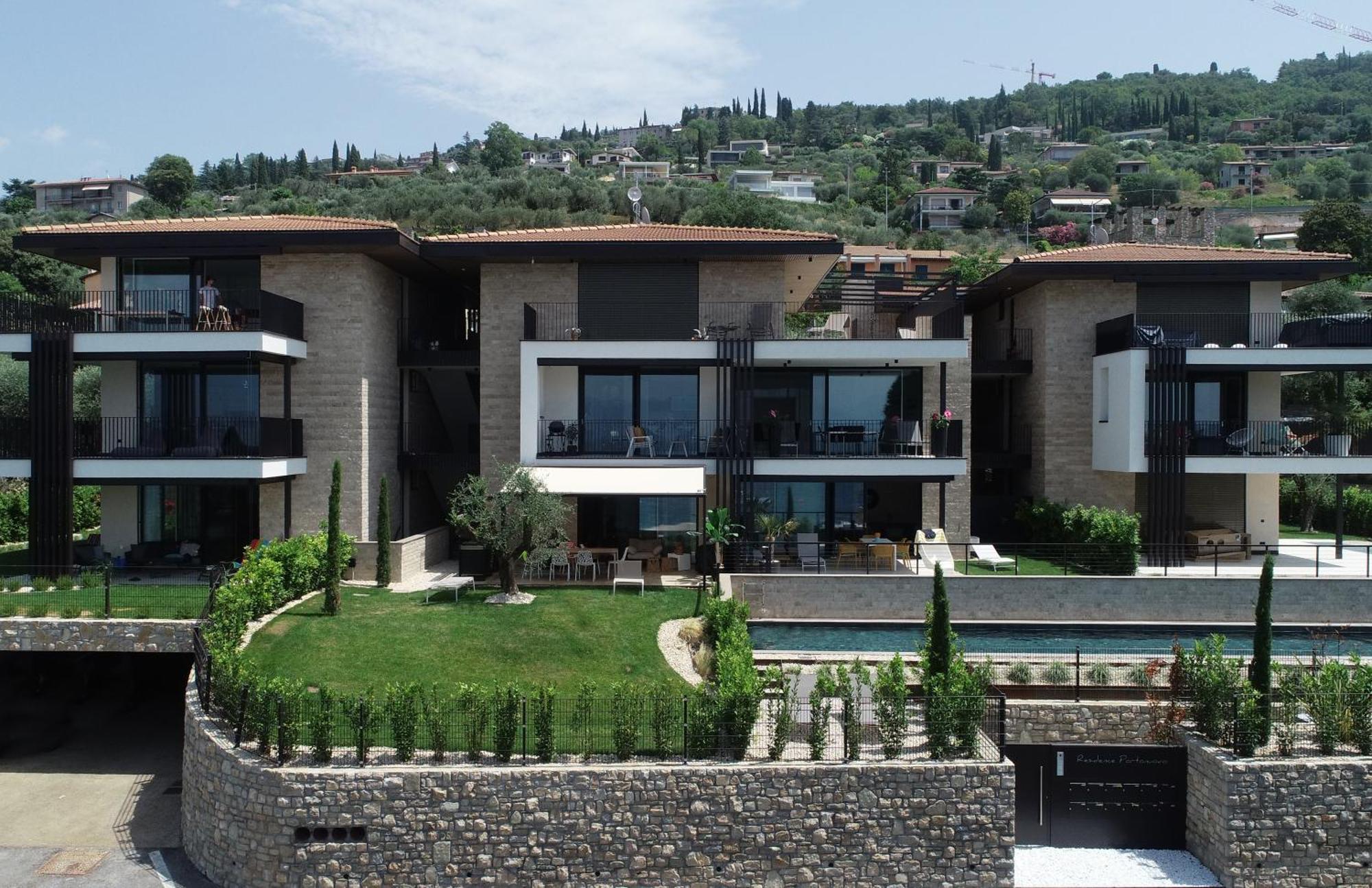 Salvatorehomes - Luxurious Dreamview Waterfront Apartment In Torri Del Benaco With Pool - Casa Azura - A 5 Star Luxury Collection At Lake Garda Dış mekan fotoğraf