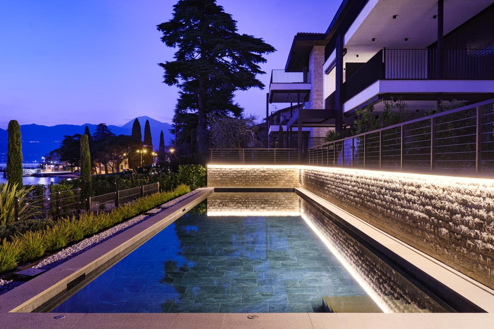 Salvatorehomes - Luxurious Dreamview Waterfront Apartment In Torri Del Benaco With Pool - Casa Azura - A 5 Star Luxury Collection At Lake Garda Dış mekan fotoğraf