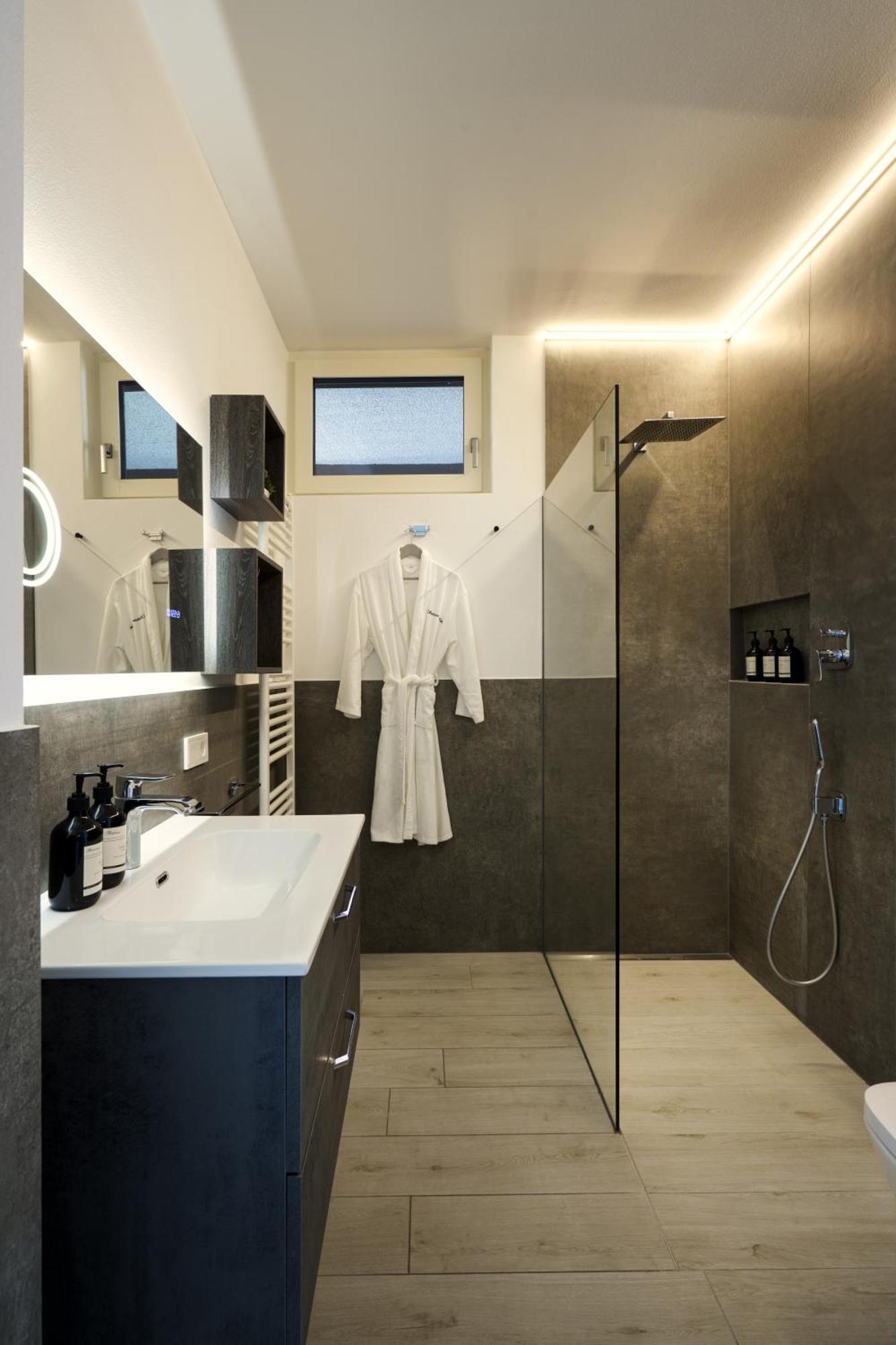 Salvatorehomes - Luxurious Dreamview Waterfront Apartment In Torri Del Benaco With Pool - Casa Azura - A 5 Star Luxury Collection At Lake Garda Dış mekan fotoğraf