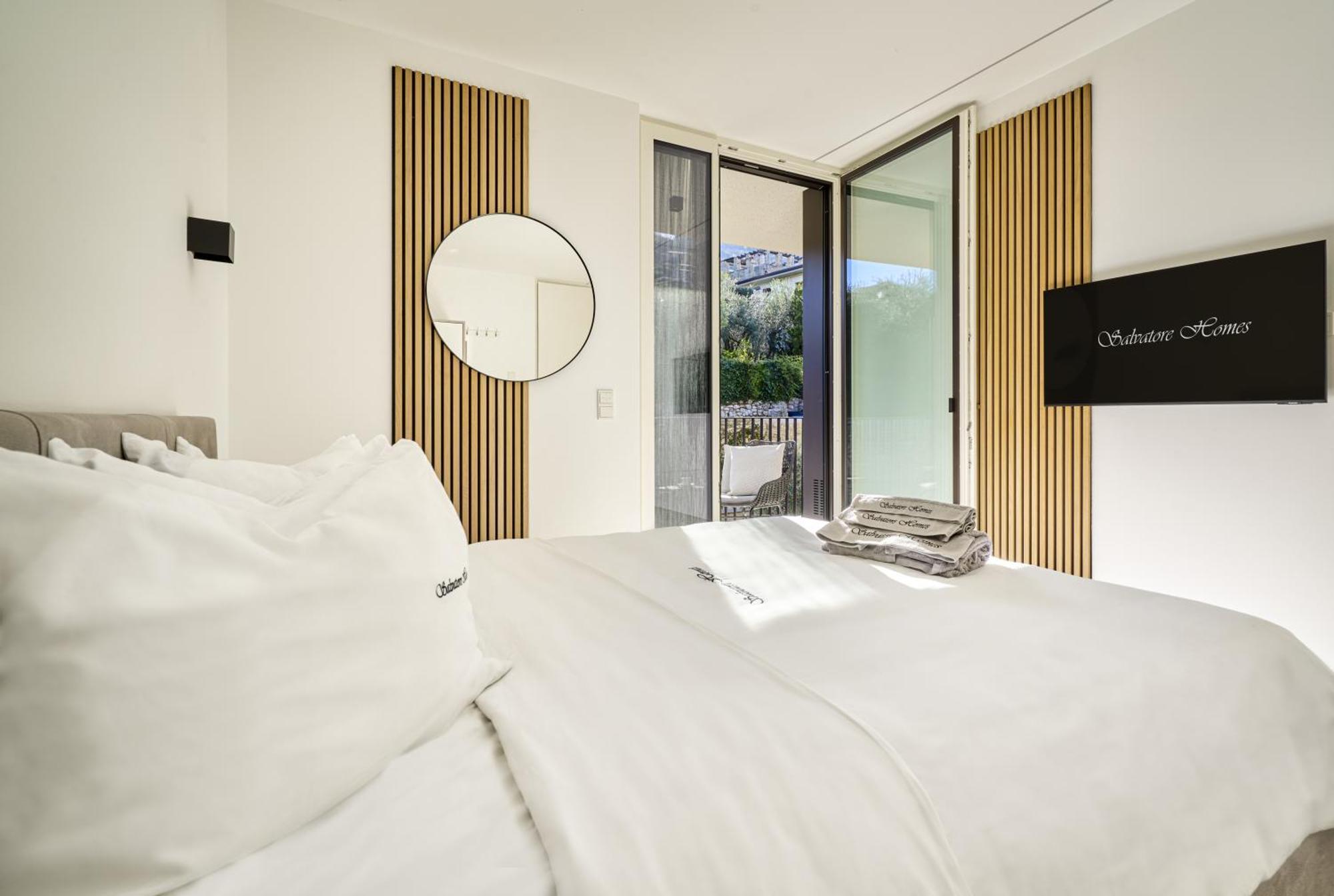 Salvatorehomes - Luxurious Dreamview Waterfront Apartment In Torri Del Benaco With Pool - Casa Azura - A 5 Star Luxury Collection At Lake Garda Dış mekan fotoğraf