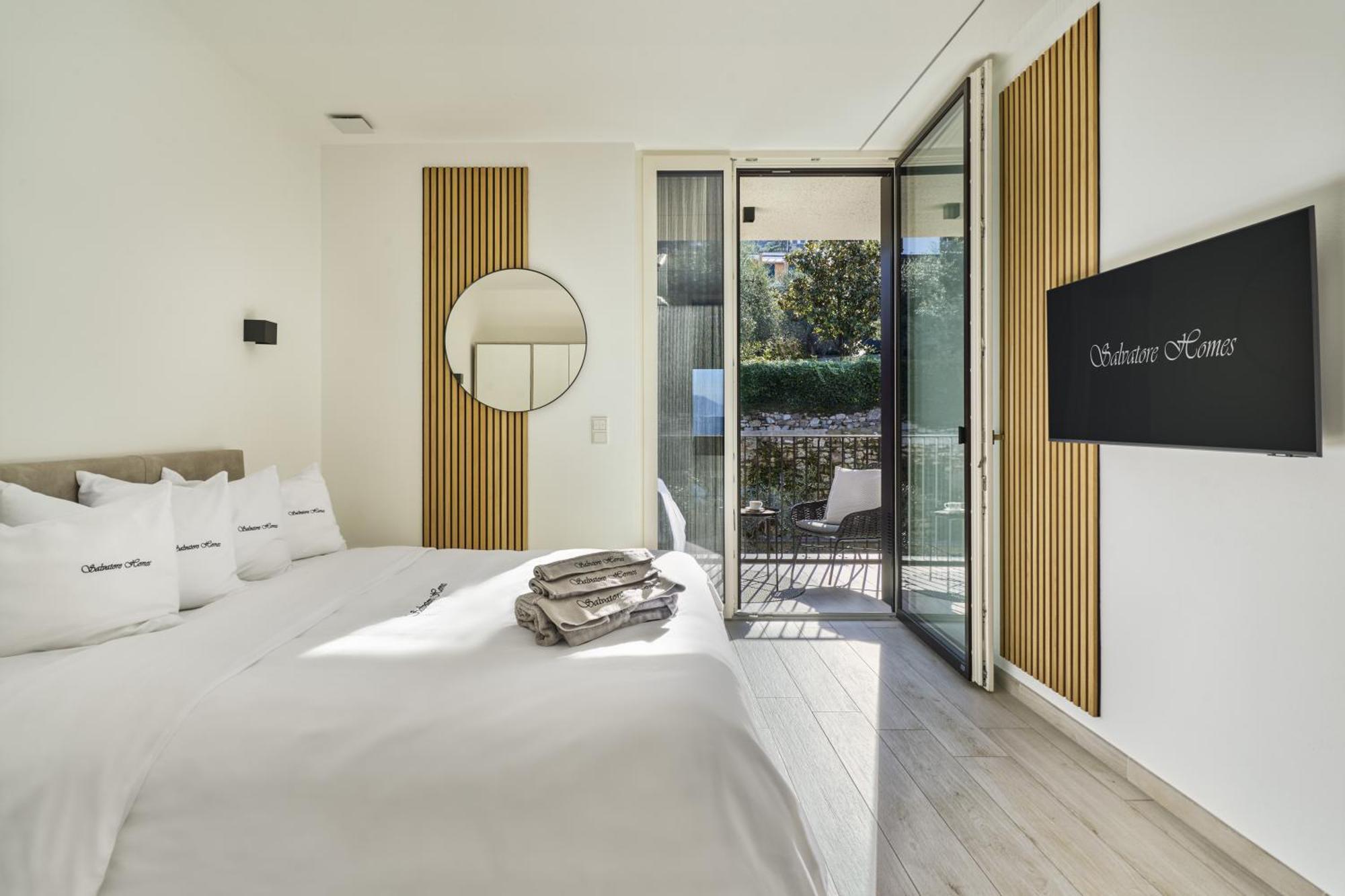Salvatorehomes - Luxurious Dreamview Waterfront Apartment In Torri Del Benaco With Pool - Casa Azura - A 5 Star Luxury Collection At Lake Garda Dış mekan fotoğraf