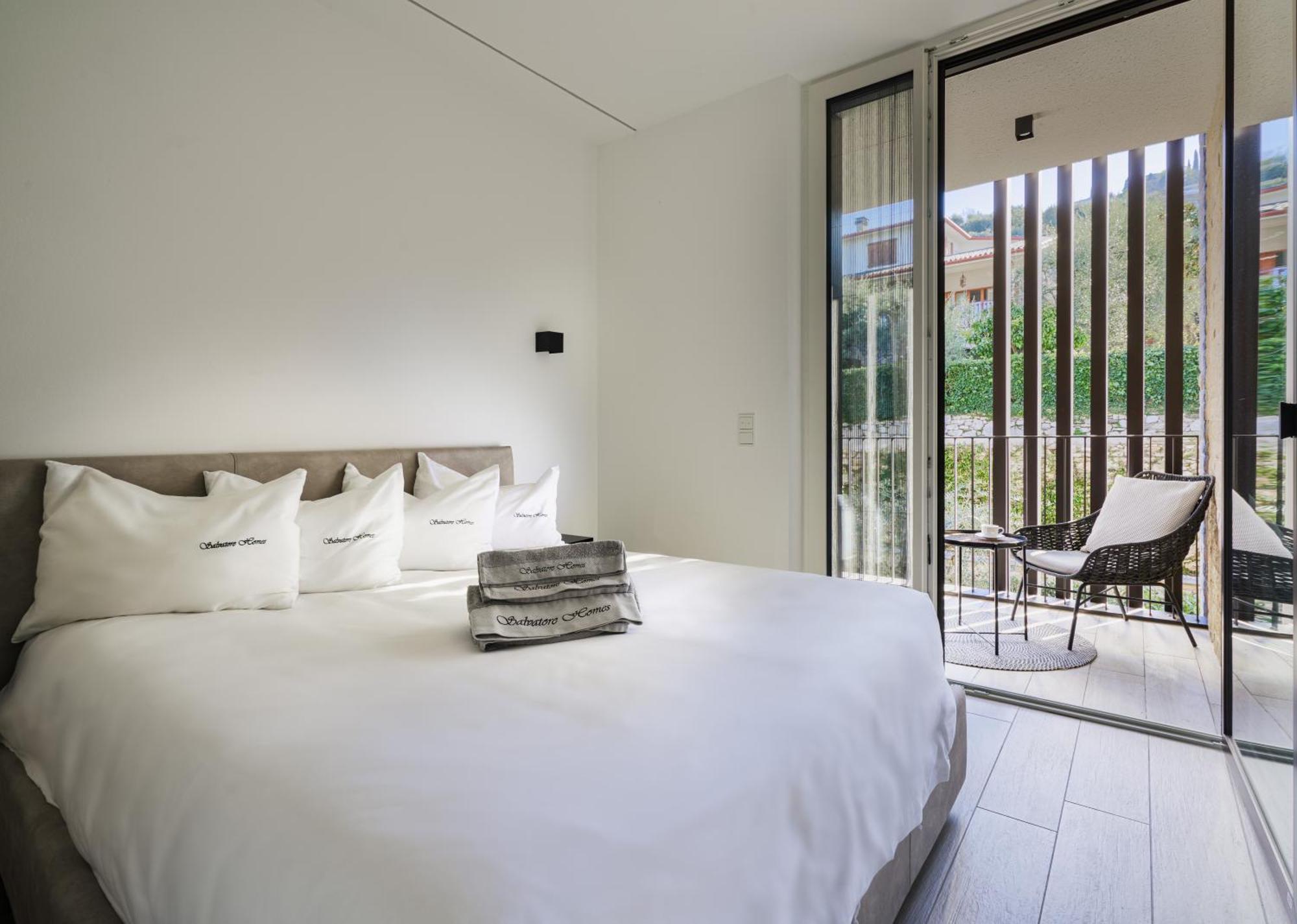 Salvatorehomes - Luxurious Dreamview Waterfront Apartment In Torri Del Benaco With Pool - Casa Azura - A 5 Star Luxury Collection At Lake Garda Dış mekan fotoğraf