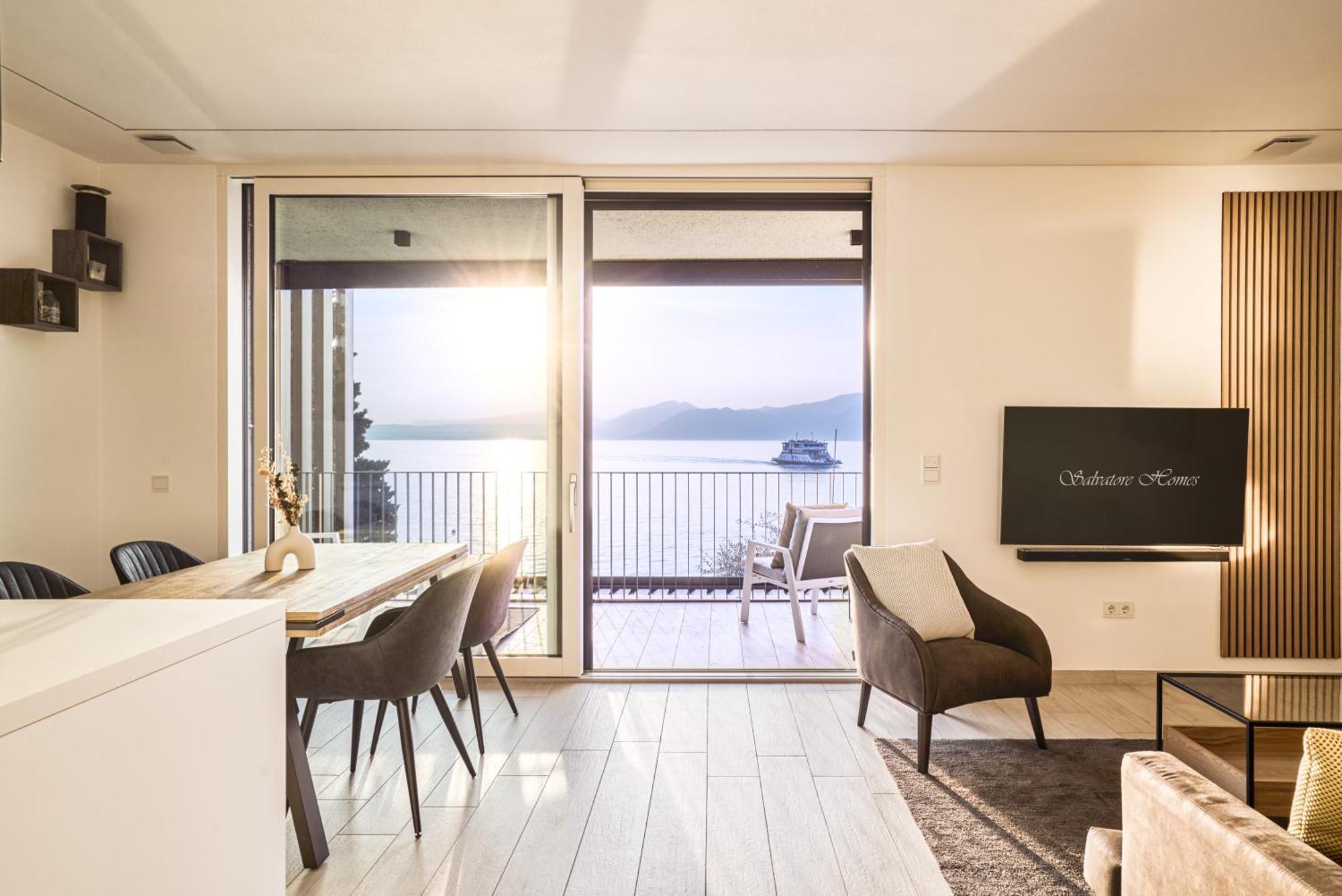 Salvatorehomes - Luxurious Dreamview Waterfront Apartment In Torri Del Benaco With Pool - Casa Azura - A 5 Star Luxury Collection At Lake Garda Dış mekan fotoğraf