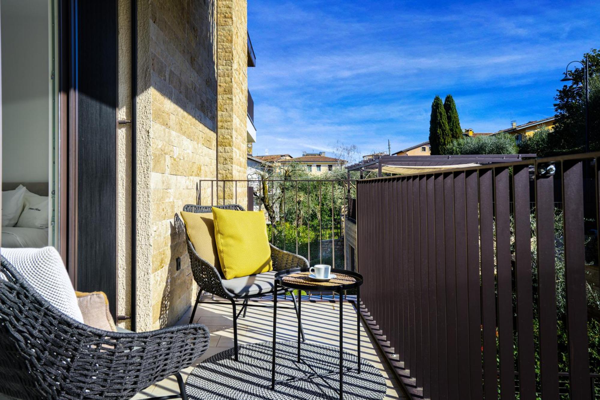 Salvatorehomes - Luxurious Dreamview Waterfront Apartment In Torri Del Benaco With Pool - Casa Azura - A 5 Star Luxury Collection At Lake Garda Dış mekan fotoğraf