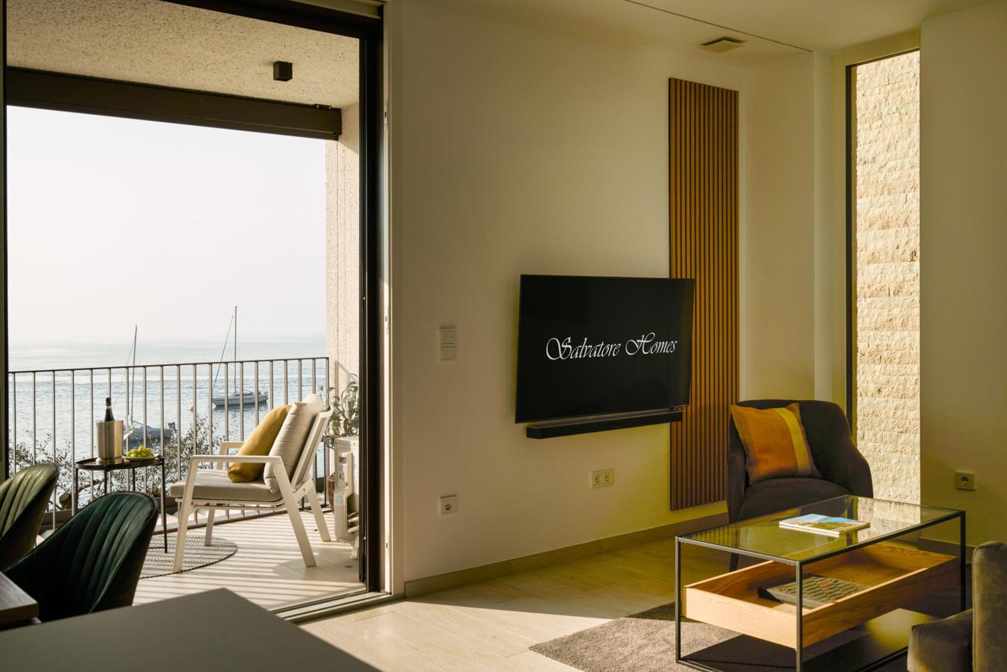 Salvatorehomes - Luxurious Dreamview Waterfront Apartment In Torri Del Benaco With Pool - Casa Azura - A 5 Star Luxury Collection At Lake Garda Dış mekan fotoğraf