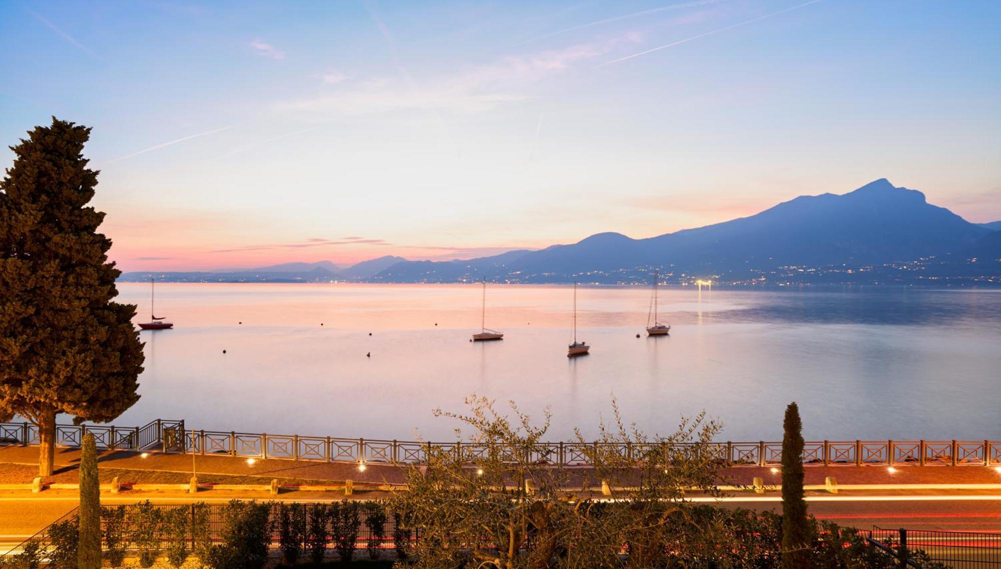 Salvatorehomes - Luxurious Dreamview Waterfront Apartment In Torri Del Benaco With Pool - Casa Azura - A 5 Star Luxury Collection At Lake Garda Dış mekan fotoğraf