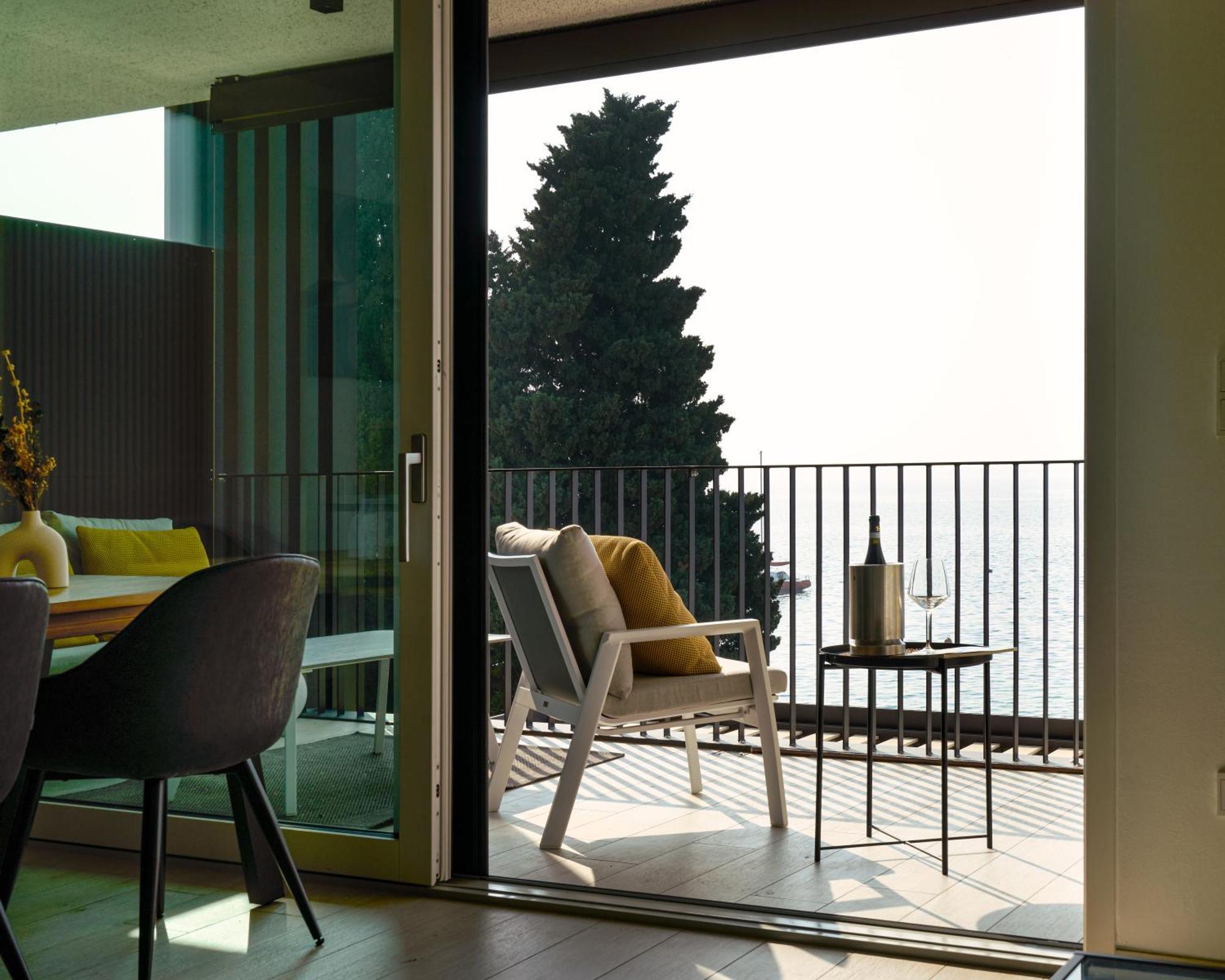 Salvatorehomes - Luxurious Dreamview Waterfront Apartment In Torri Del Benaco With Pool - Casa Azura - A 5 Star Luxury Collection At Lake Garda Dış mekan fotoğraf