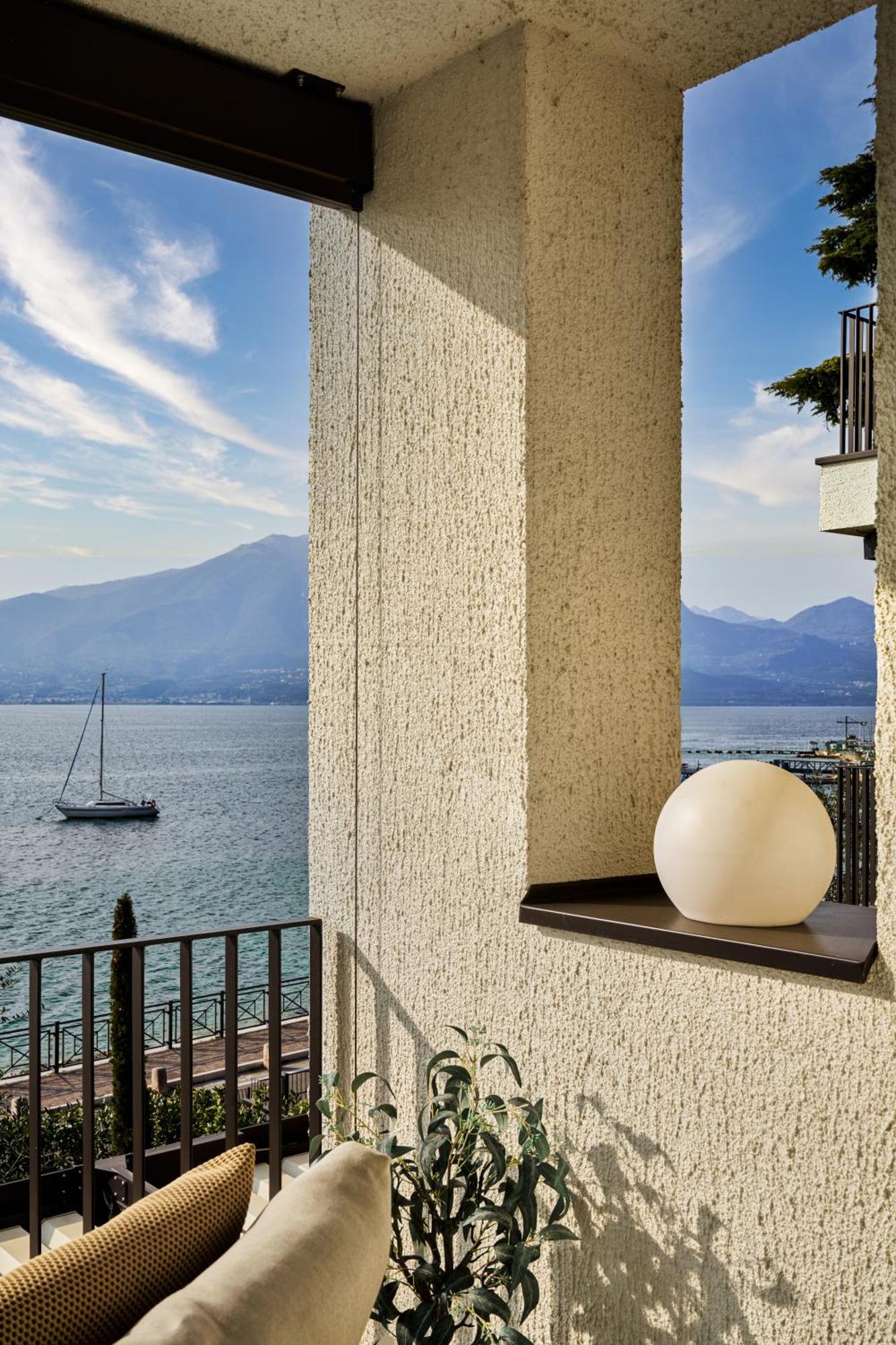 Salvatorehomes - Luxurious Dreamview Waterfront Apartment In Torri Del Benaco With Pool - Casa Azura - A 5 Star Luxury Collection At Lake Garda Dış mekan fotoğraf